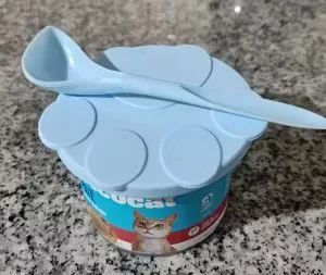 Ricevuto Set Coperchio e Cucchiaio in Silicone per Cibo per Cani dal cliente Q****o.
